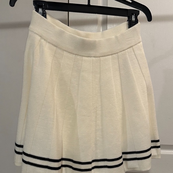 Cream cable knit sweater vest and skort set - Size Small by Sincerely Jules - Picture 3 of 7